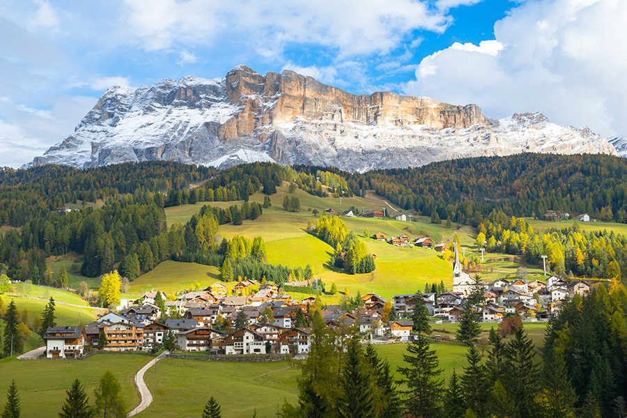 Dorf in den Dolomiten vor den Bergen