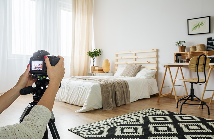 Person fotografiert Zimmer